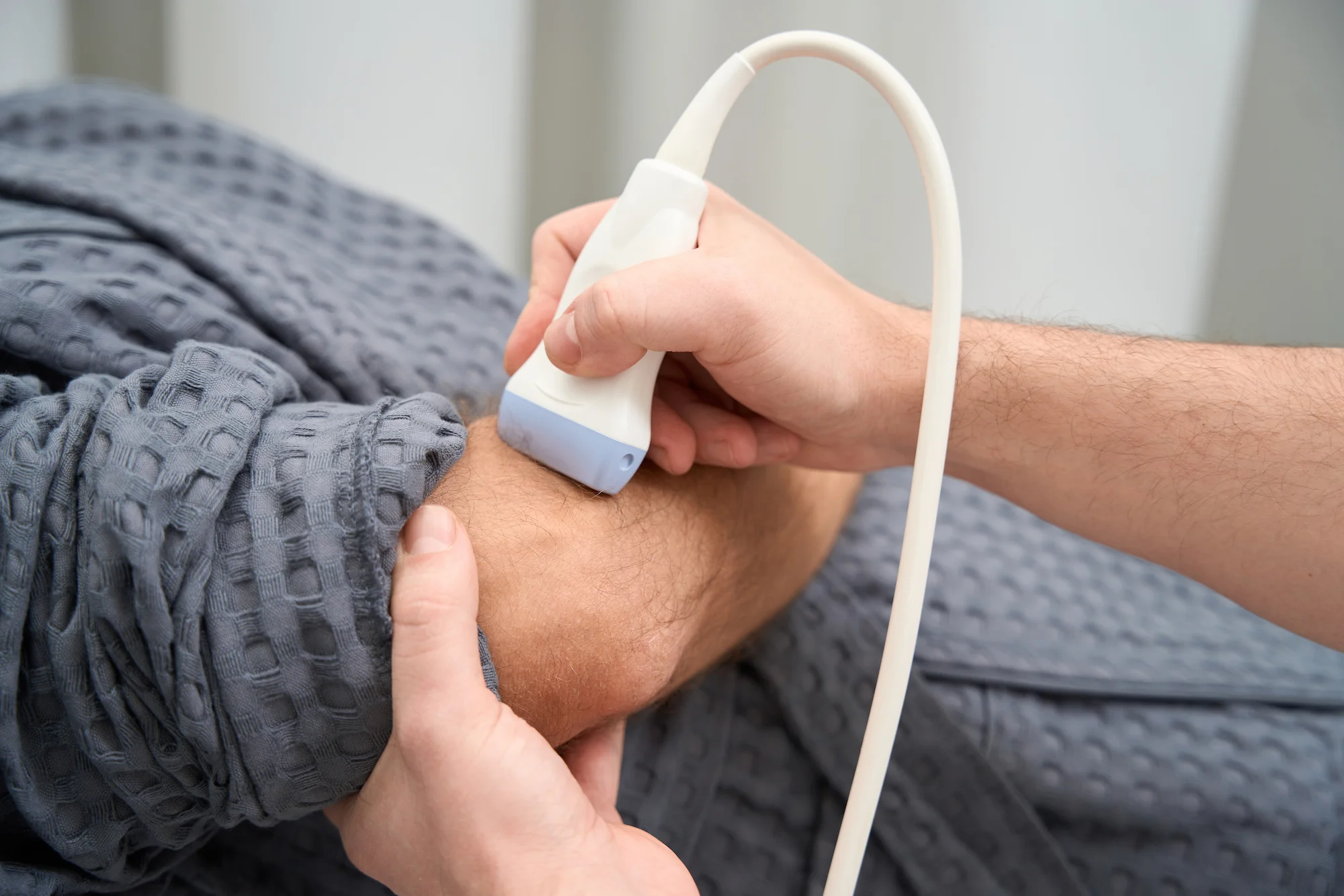 skilled orthopaedist perfroming ultrasound therapy 2023 11 27 05 21 59 utc 1